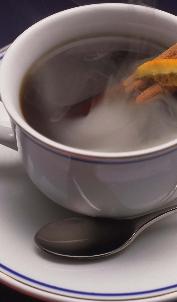 Горячий кофе в чашке с корицей 