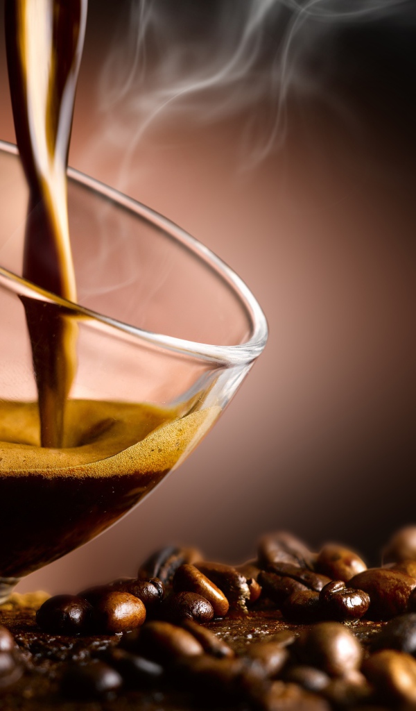 Горячий кофе наливают в стеклянную чашку