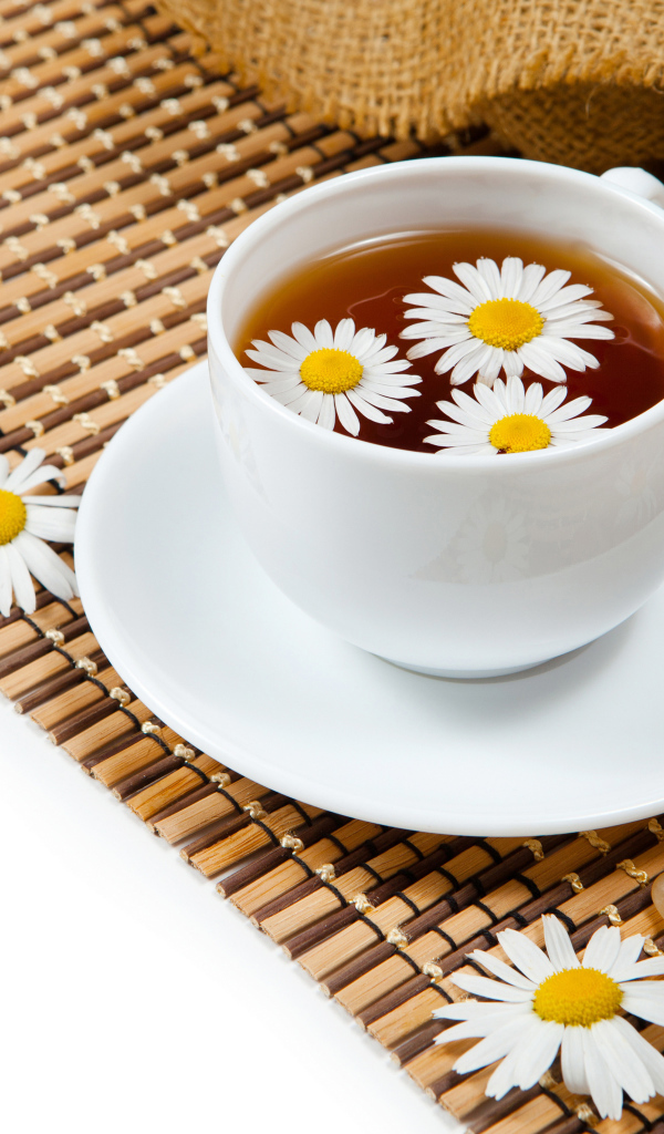 Большая белая чашка с цветами ромашки 