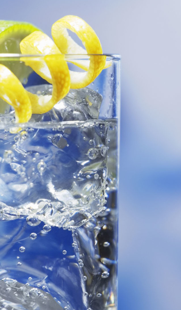 Лимонад в стакане со льдом и лаймом 