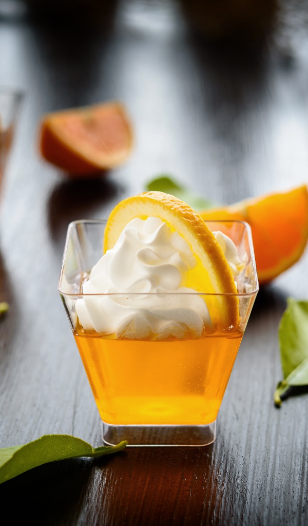 Апельсиновый коктейль со сливками на столе