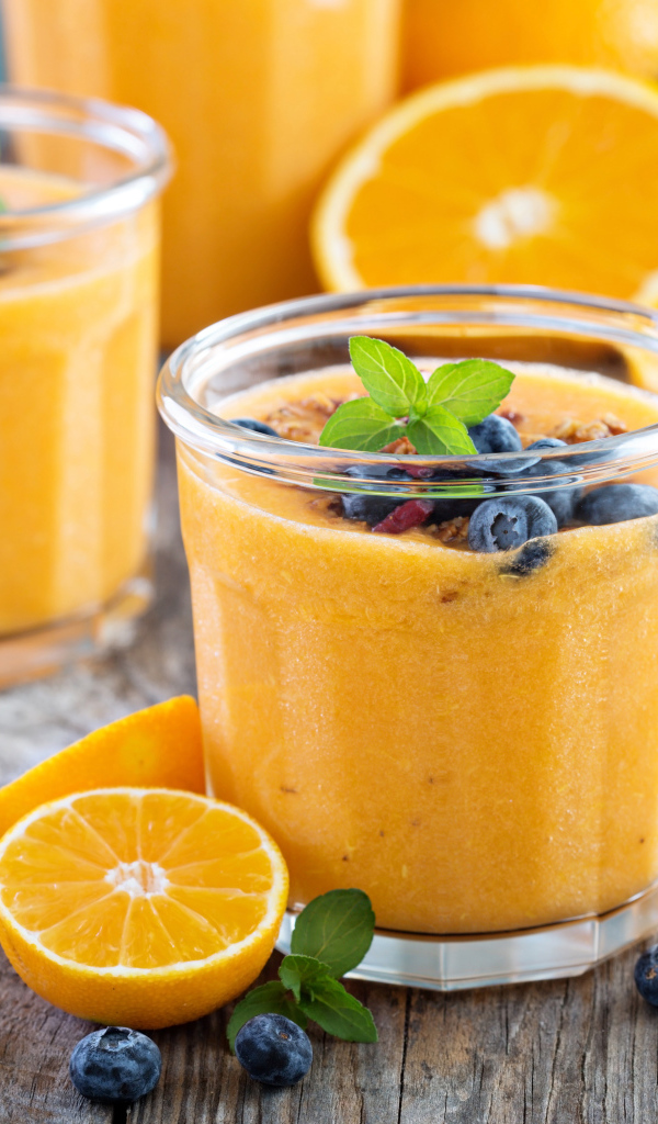 Апельсиновый сок в стакане с ягодами черники