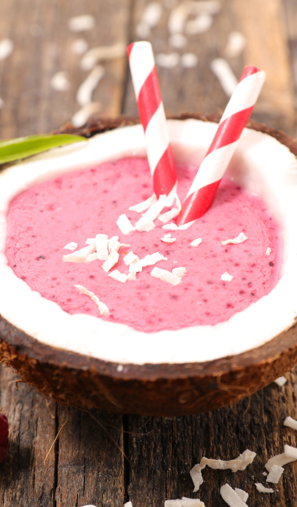 Малиновый коктейль в кокосовом орехе