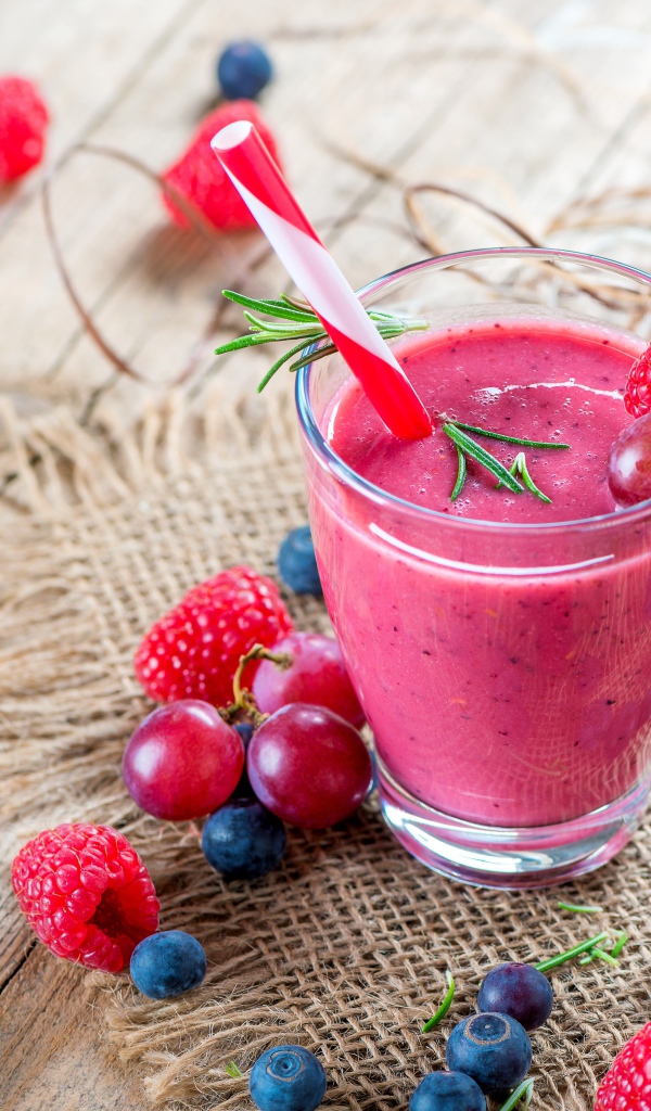 Смузи с черникой, малиной и виноградом 