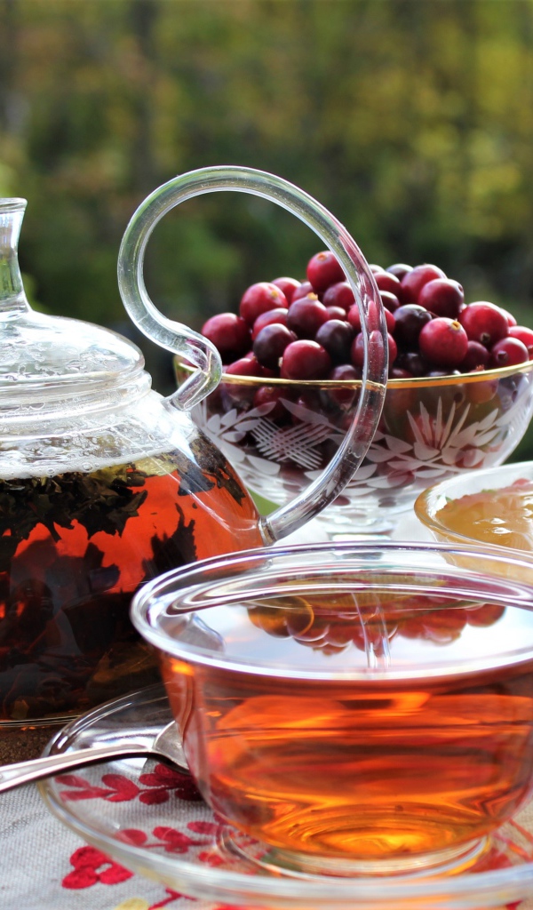 Чай на столе с медом и ягодами 