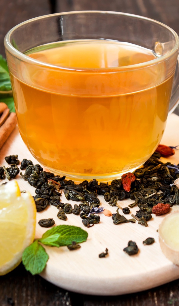 Чай с имбирем, лимоном, корицей и мятой на разделочной доске