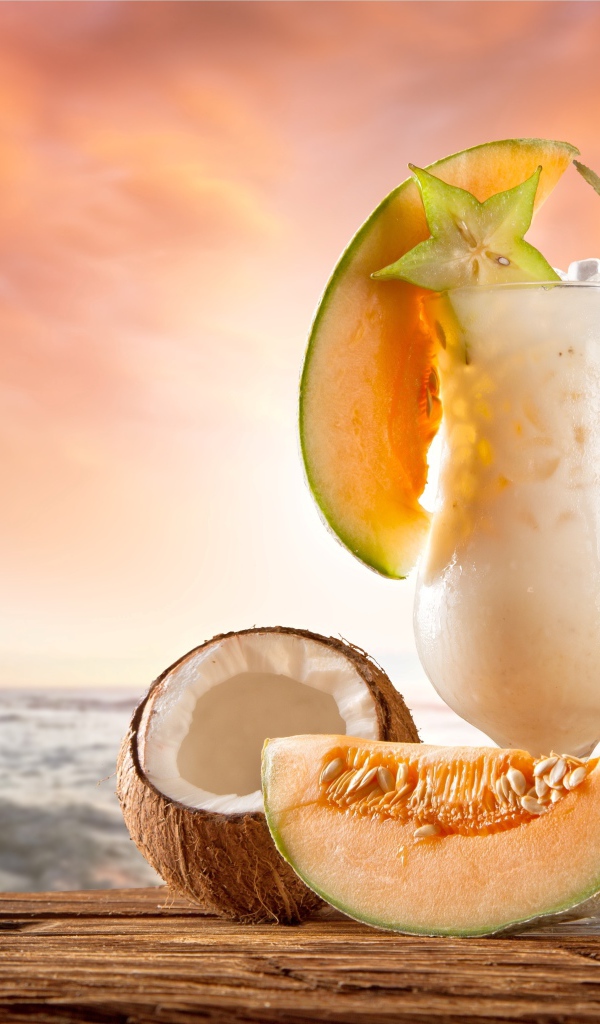 Тропический коктейль с дыней и ананасом