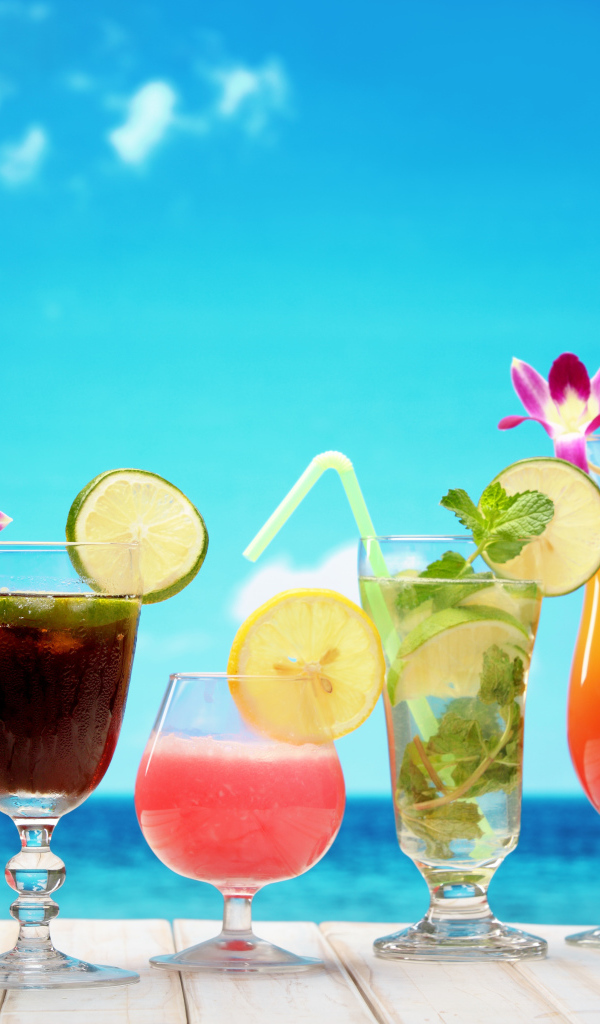 Тропические коктейли на фоне голубого неба