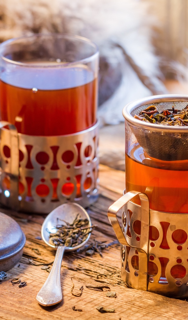 Две чашки заварного черного чая на столе