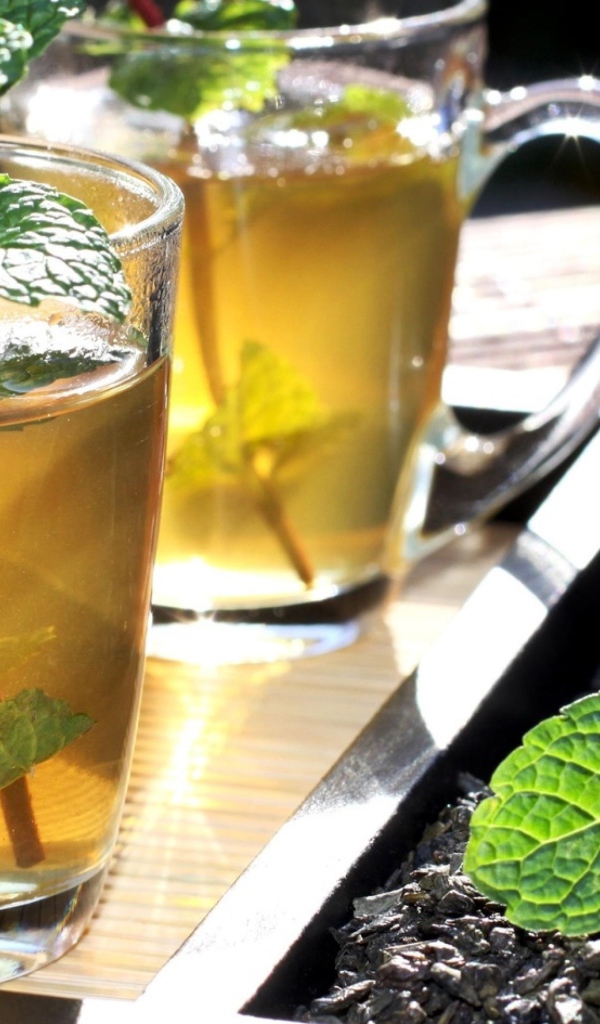 Две чашки освежающего чая с мятой