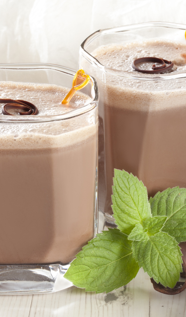 Два стакана с какао и шоколадом