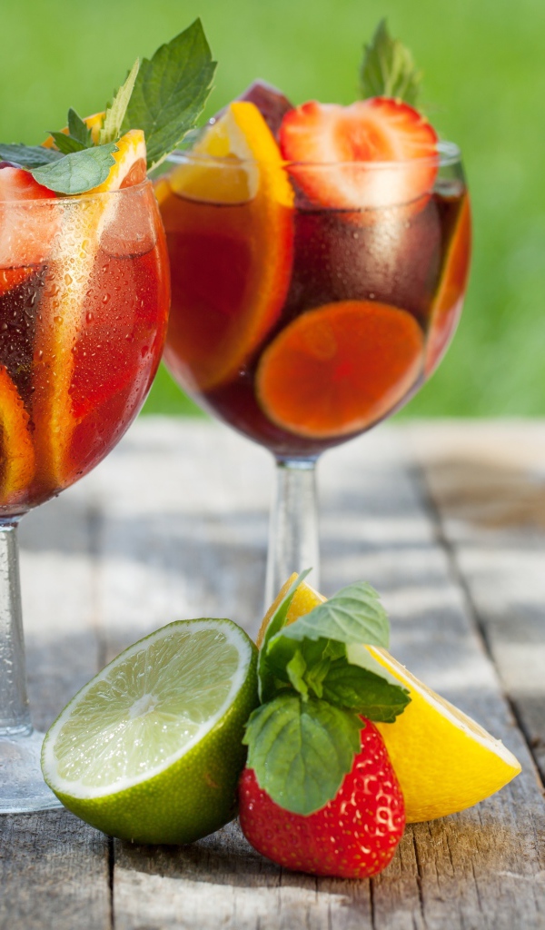 Два бокала фруктового коктейля на столе