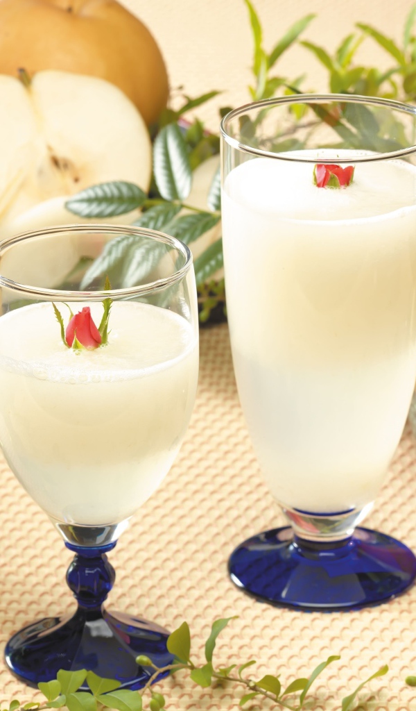 Два бокала сока на столе с фруктами