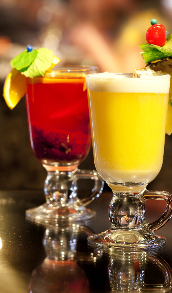 Два стакана с коктейлями на столе 
