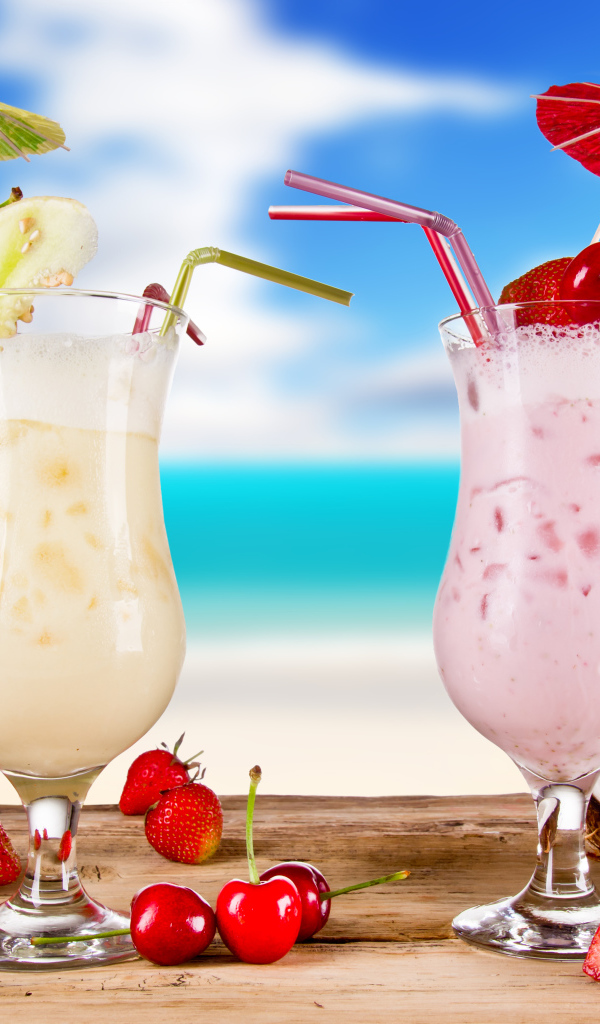 Два тропических коктейля на столе 