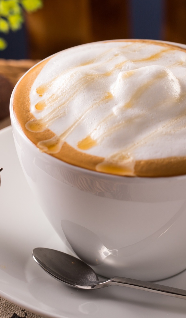 Белая чашка капучино с большой пеной