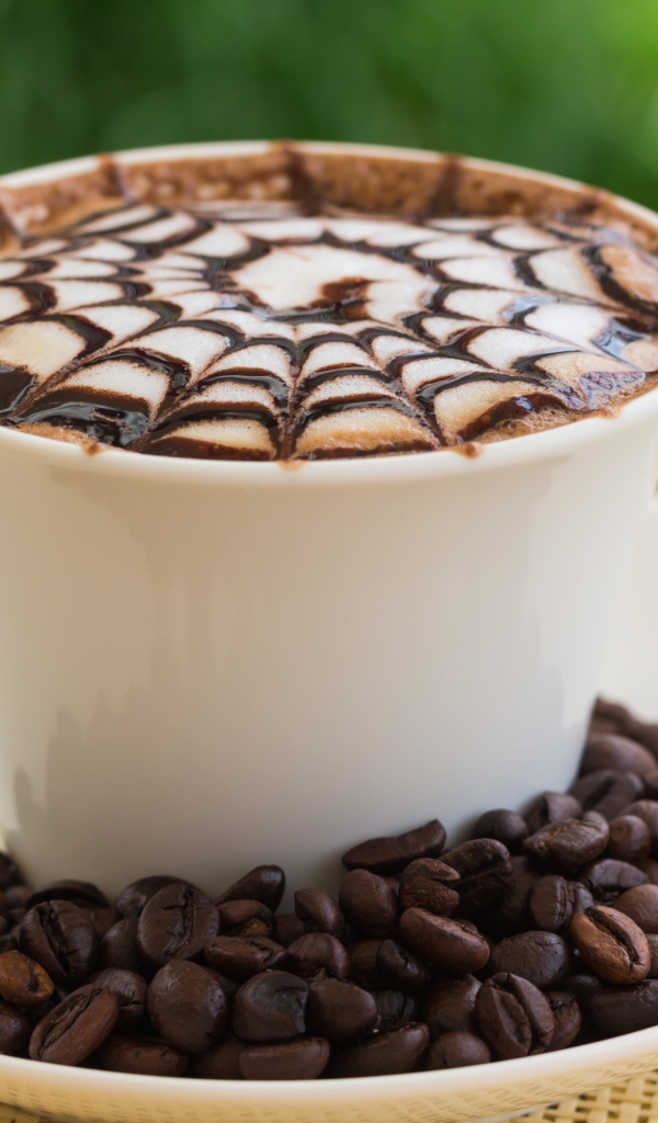 Белая чашка капучино с рисунком на пенке с кофейными зернами