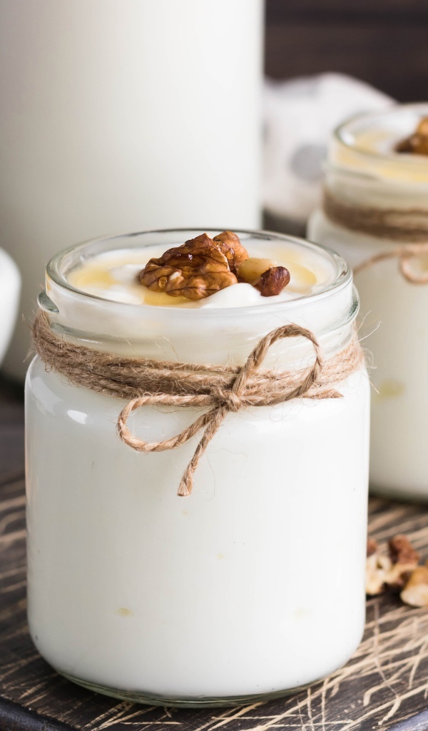 Йогурт с баночках с грецкими орехами