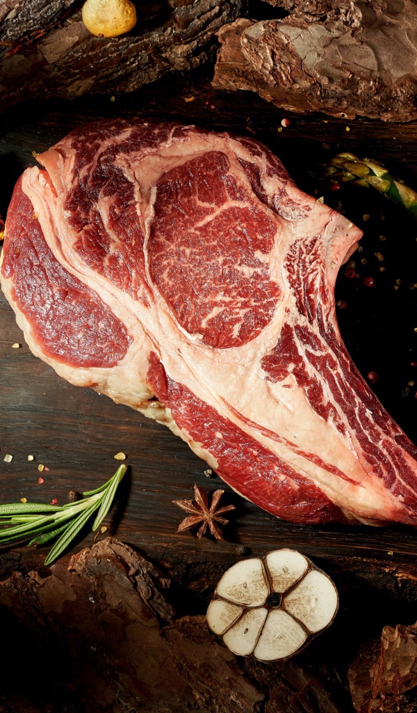 Кусок мяса на кости с кукурузой 