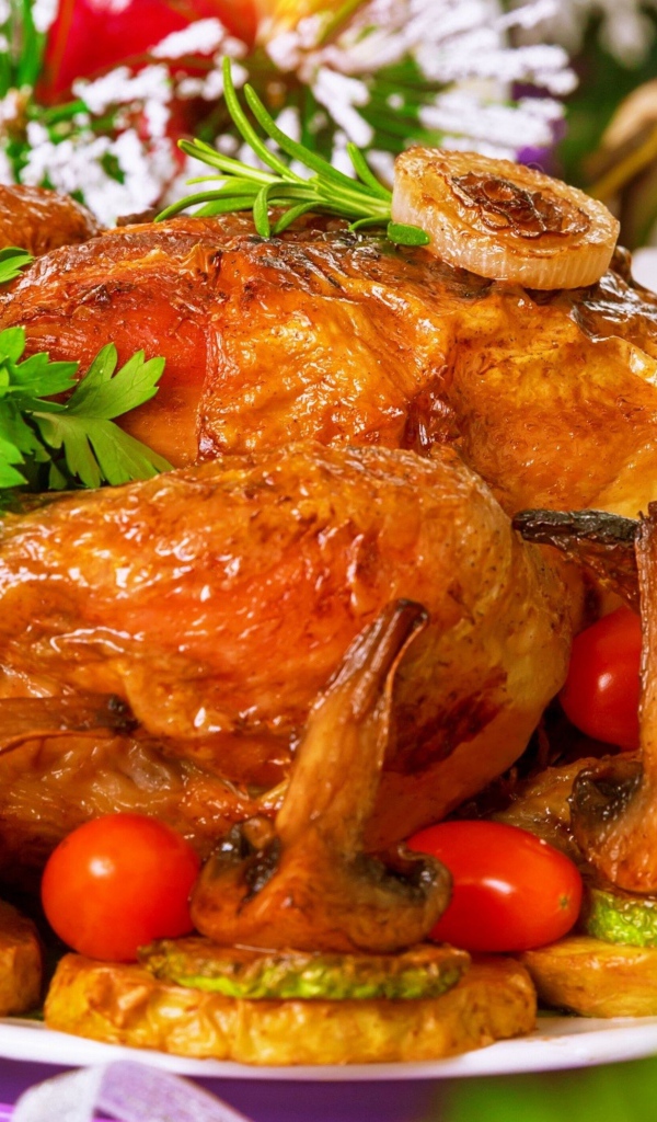 Аппетитная запеченная курица с грибами на праздничном столе