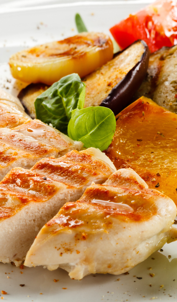 Аппетитная жареная куриная грудка с овощами