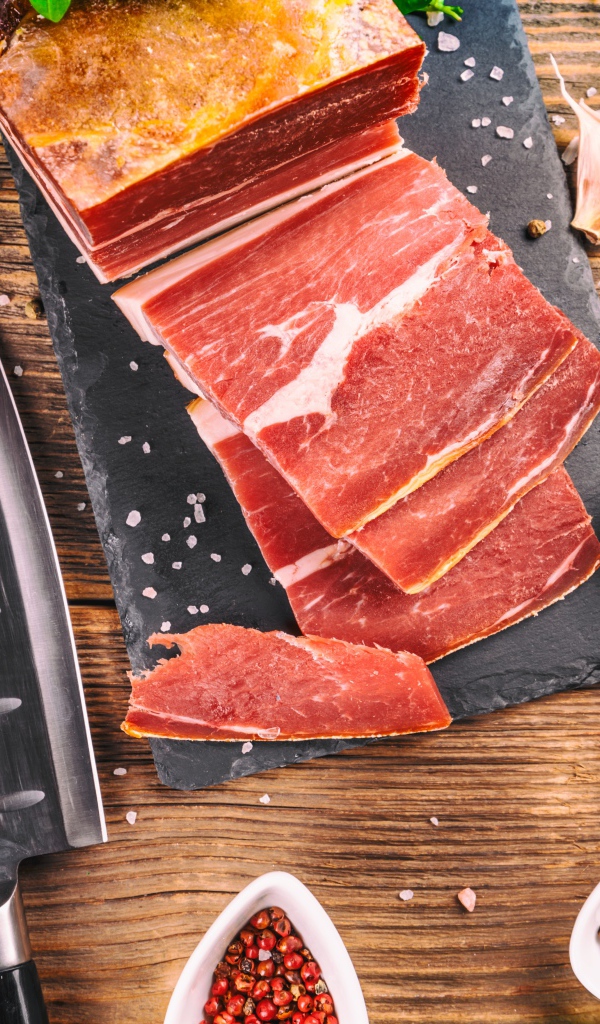 Аппетитный кусок мяса на столе со специями