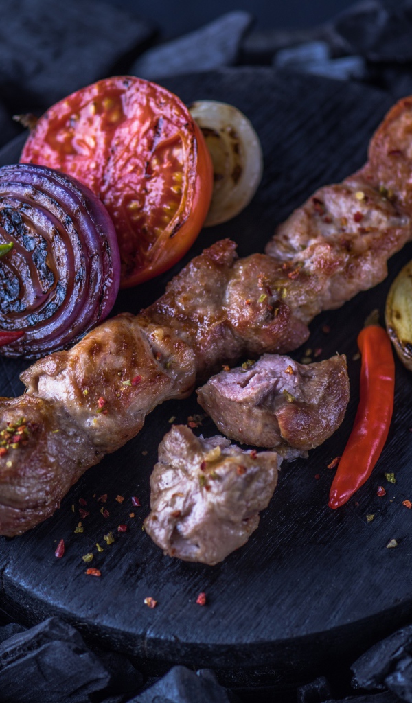 Аппетитных шашлык на углях с овощами 