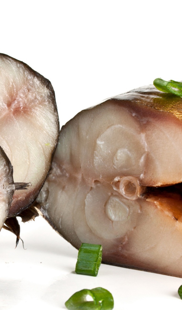 Аппетитная копченая скумбрия с зеленым луком на белом фоне