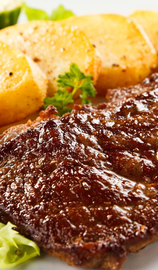 Отбивная с картофелем и салатом