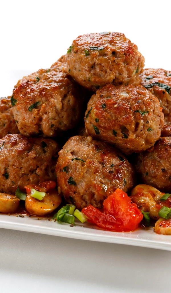 Котлеты с овощами на белой тарелке 