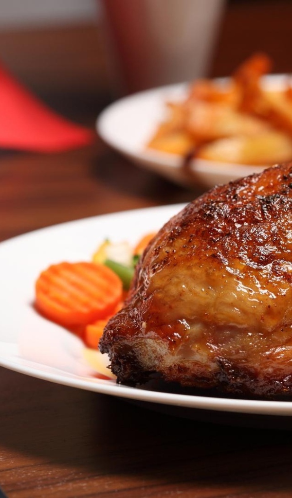 Жареные куриные окорочка на белой тарелке 