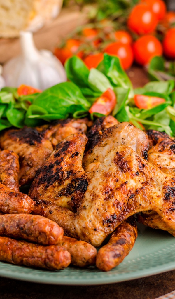 Жареные куриные крылышки с сосисками