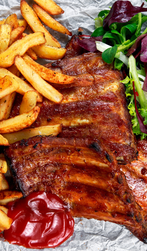 Жареные ребрышки с картофелем фри и салатом 