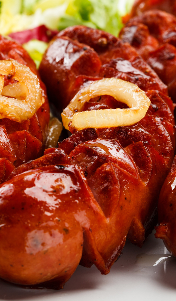 Жареные сосиски с кольцами лука