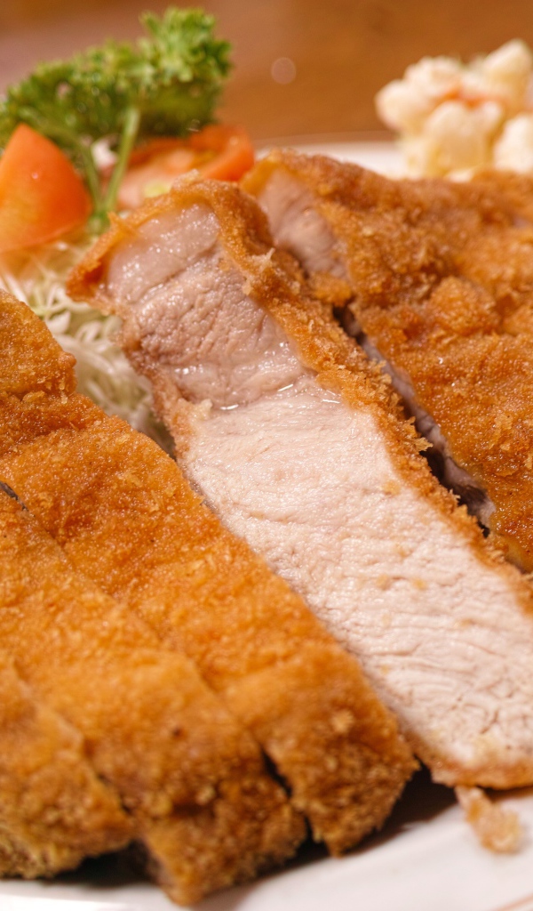 Сочная отбивная на тарелке с овощами