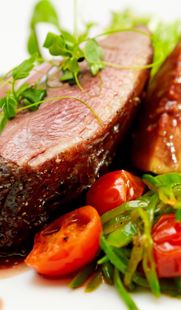 Сочное мясо с помидорами, соусом и зеленью