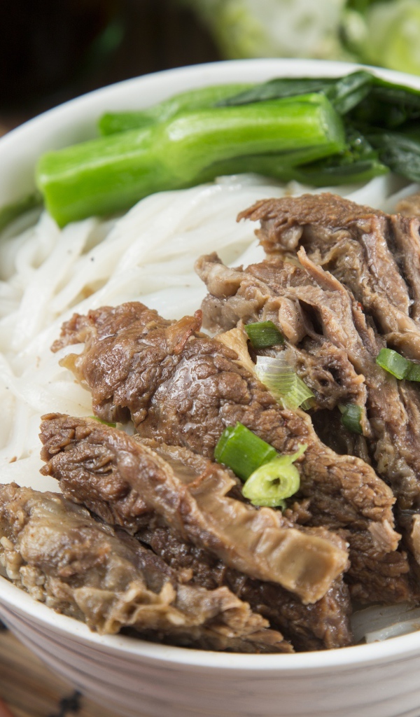 Мясо с китайской рисовой лапшой и зеленью 