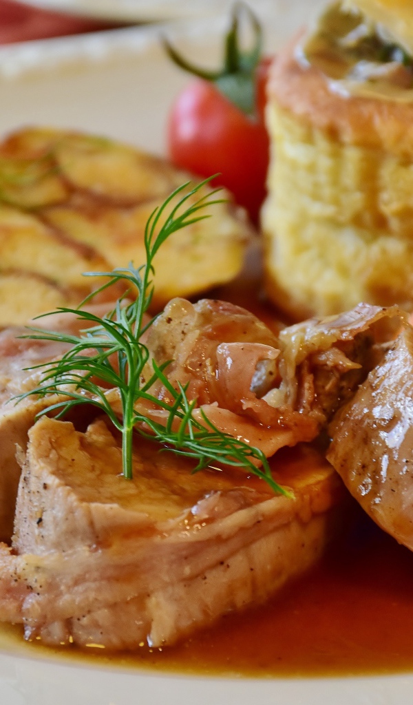 Мясо свинина на тарелке с соусом