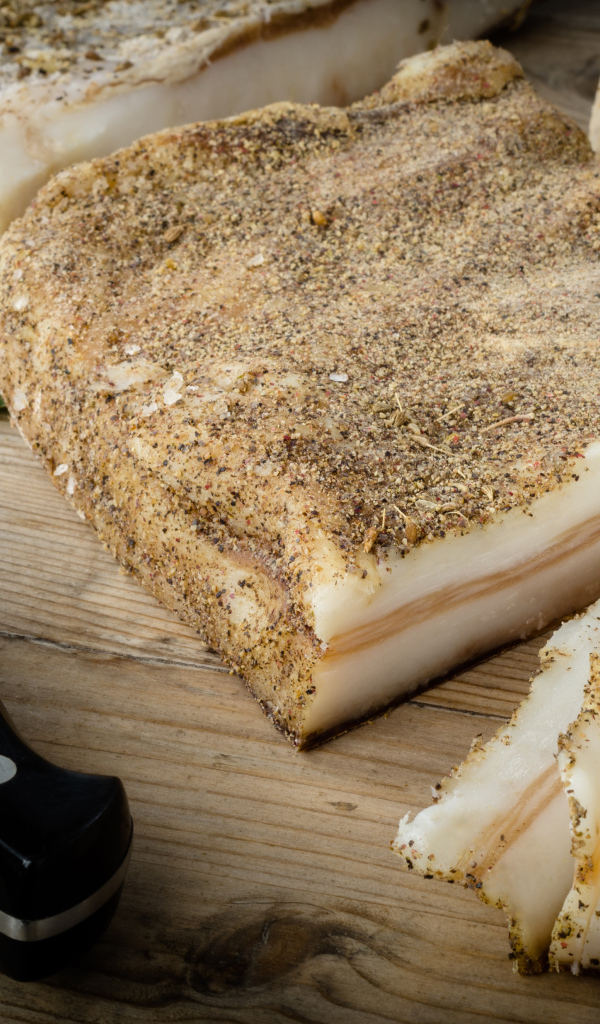 Сало с перцем и ножом на столе