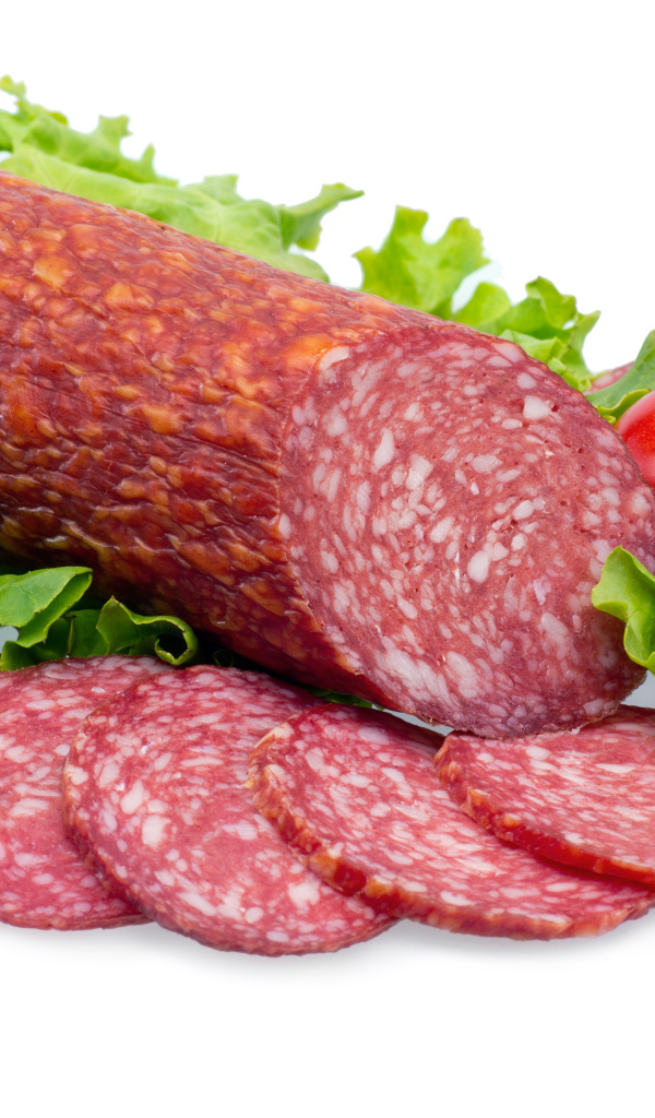 Колбаса с помидорами и зелеными листьями салата на белом фоне