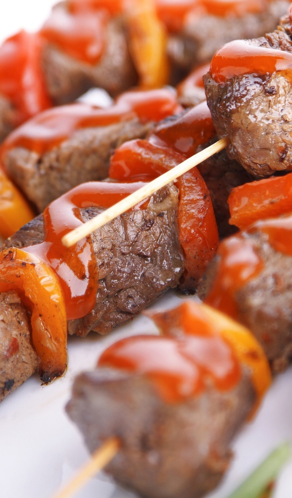 Шашлык на деревянных шпажках с соусом