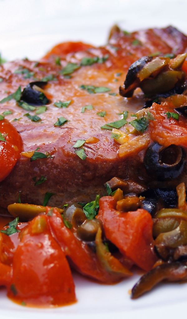 Стейк с овощами на большой белой тарелке