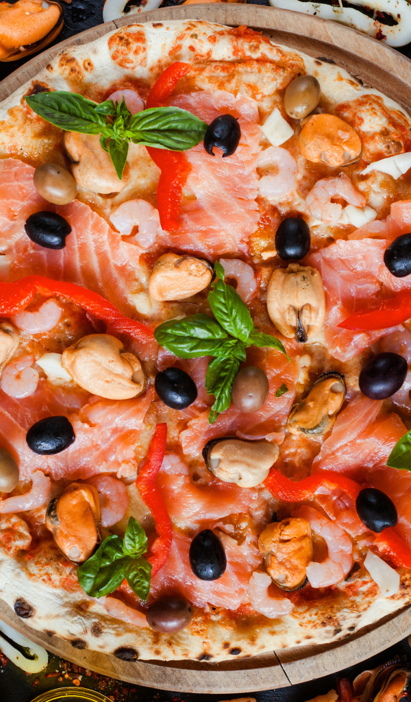 Аппетитная пицца с морепродуктами 