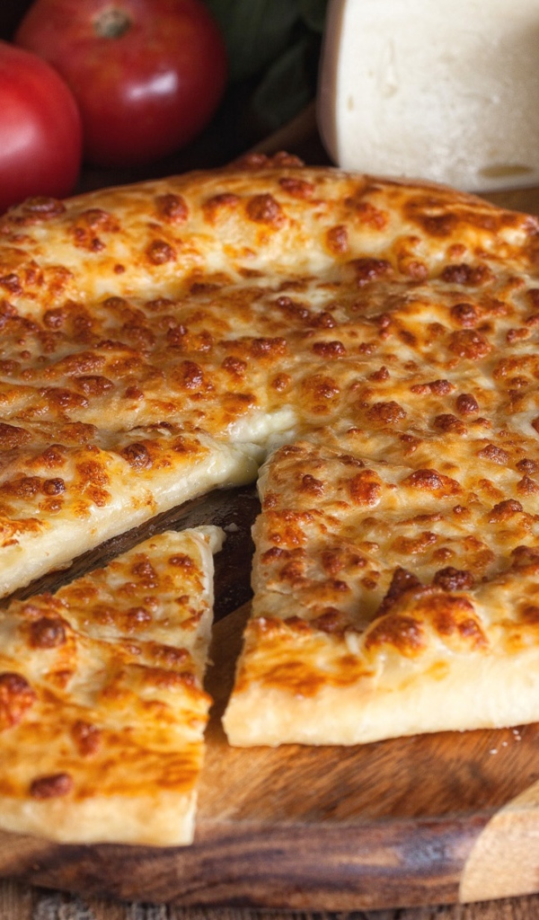 Пицца с сыром на разделочной доске