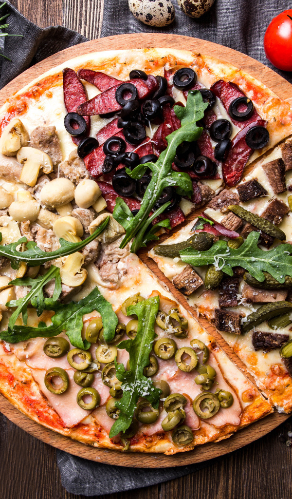 Пицца с оливками, грибами, колбасой и говядиной