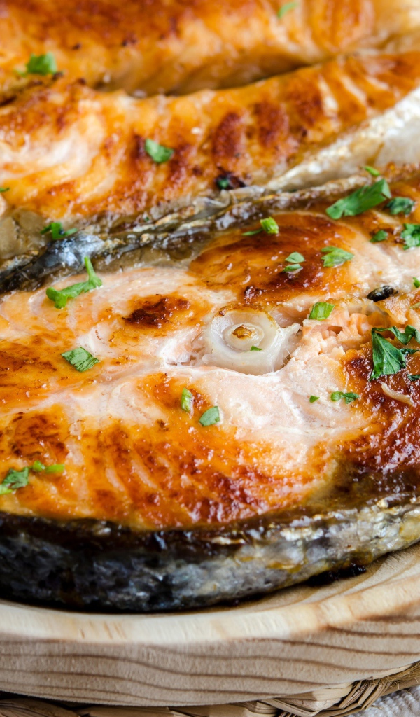 Аппетитные куски жареной рыбы на столе 