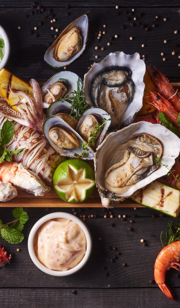 Аппетитные морепродукты на разделочной доске