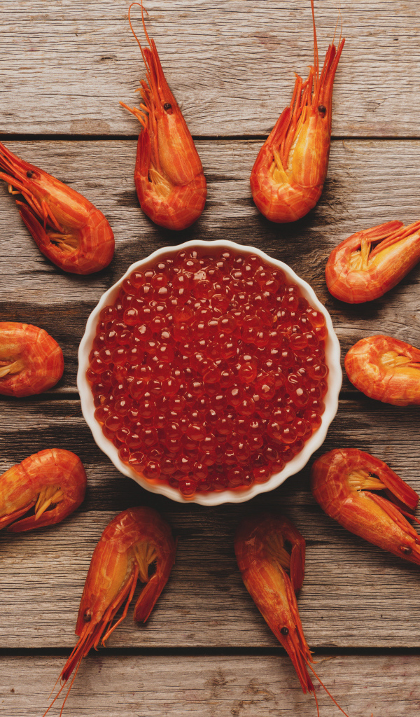 Вареные креветки на столе с красной икрой