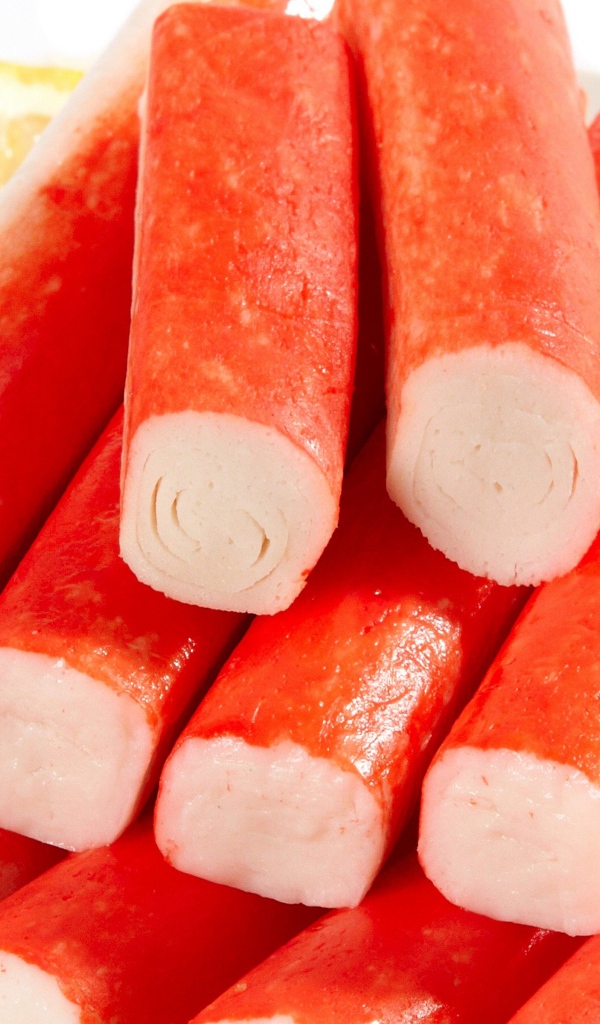 Крабовые палочки с лимоном крупным планом