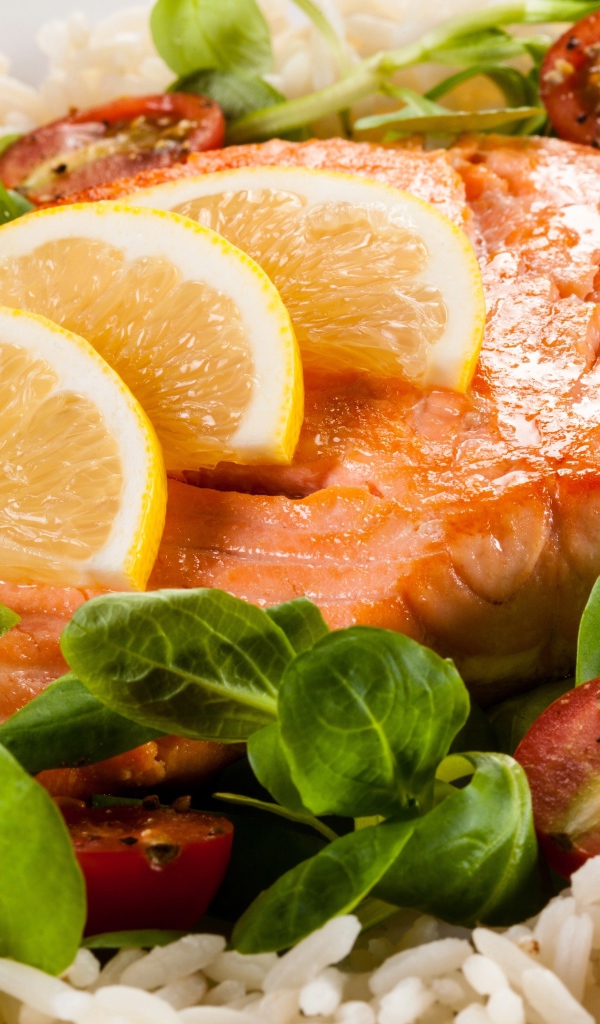 Жареная красная рыба с лимоном, помидорами, шпинатом и рисом